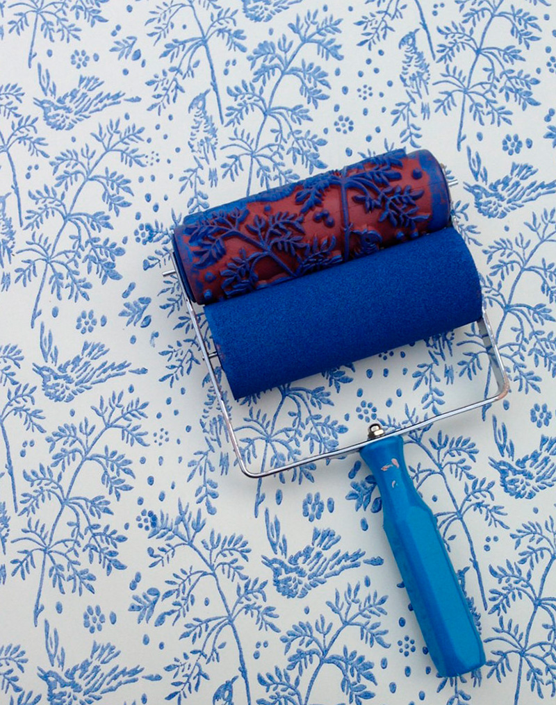 Окрашивание обоев декоративным валиком