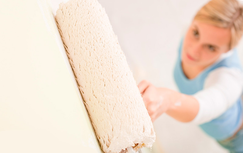 Покраска обоев валиком