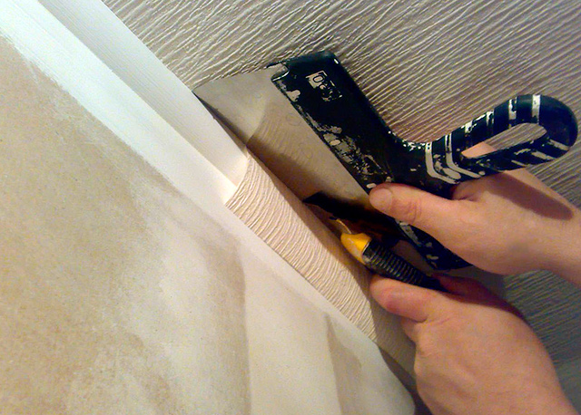 Правильная поклейка потолка