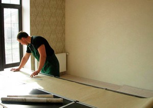 Как клеить флизелиновые обои (видео) Как клеить