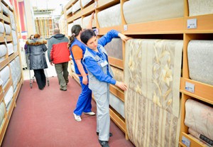 Как клеить широкие обои (видео) Как клеить